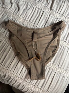 SKIMS NWT Taupe XXS Bikini Bottom - Desert .. Never worn, tag ripped in washer.